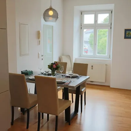 Mit 2 Schlafzimmern Apartment *